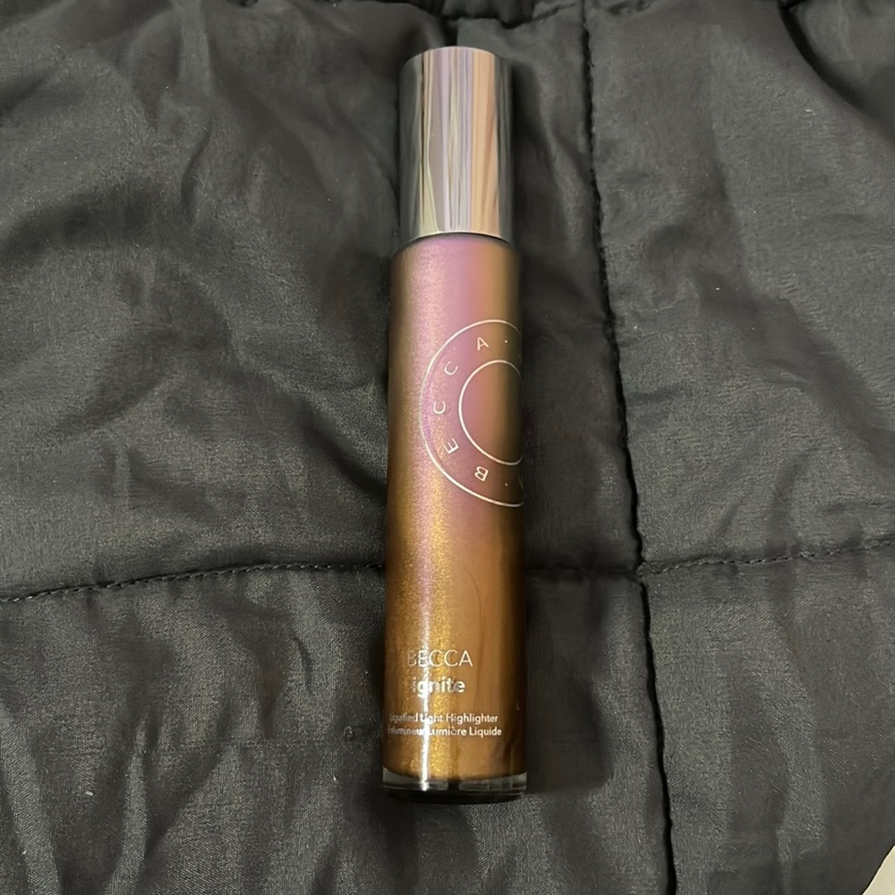 NEVER USED Becca cosmetics liquified light highlighter